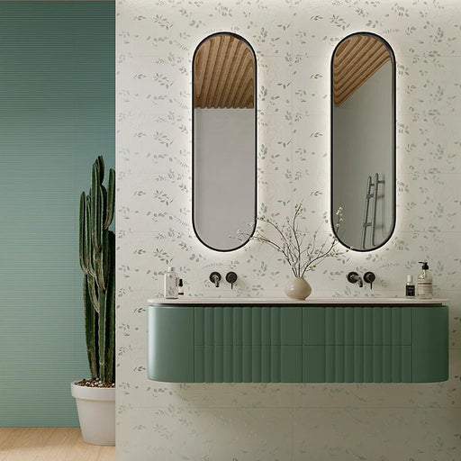 Bagno con mobiletto verde e doppio lavabo, rivestimento bagno in gres porcellanato effetto floreale della collezione Brio di Ceramica Rondine, formato 33,3x100 cm, colore Pastello