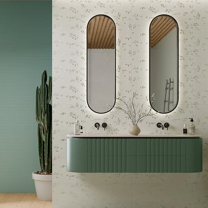 Bagno con mobiletto verde e doppio lavabo, rivestimento bagno in gres porcellanato effetto floreale della collezione Brio di Ceramica Rondine, formato 33,3x100 cm, colore Pastello