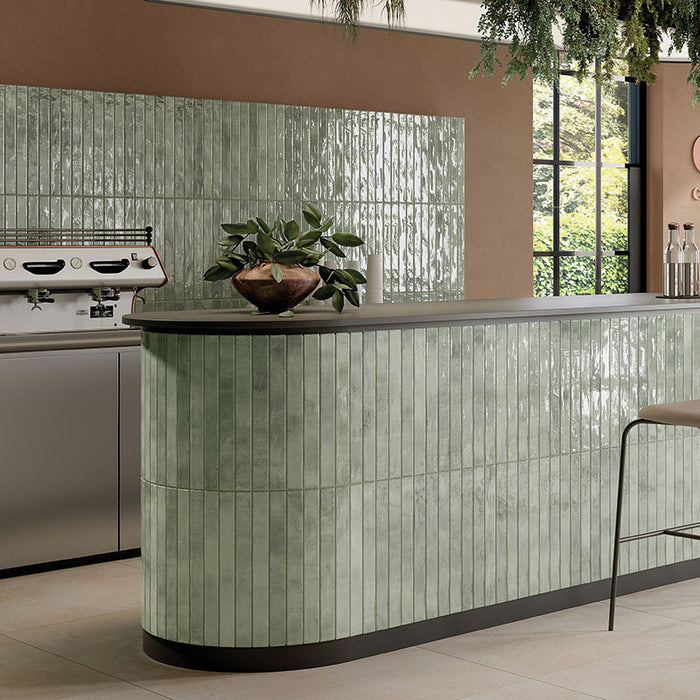 Bar con rivestimento in gres porcellanato effetto mattoncino lucido 4.8x45 cm della collezione Colors Brick, colore Acquamarine di Ceramica Rondine