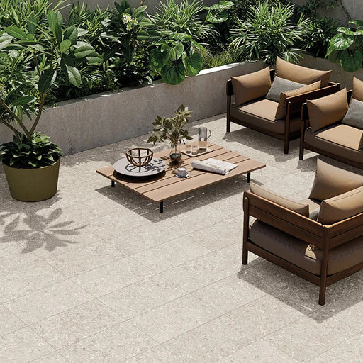 Salotto esterno con pavimento in gres porcellanato effetto pietra della collezione Gravelux di Ceramica Rondine, formato 30x60 cm antiscivolo, colore Almond