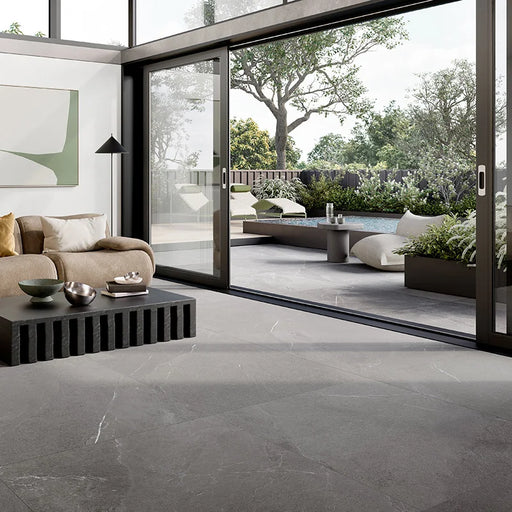Piastrella per pavimento esterno in gres porcellanato effetto pietra della collezione Angers di Ceramica Rondine, formato 60x120 cm antiscivolo, colore Dark