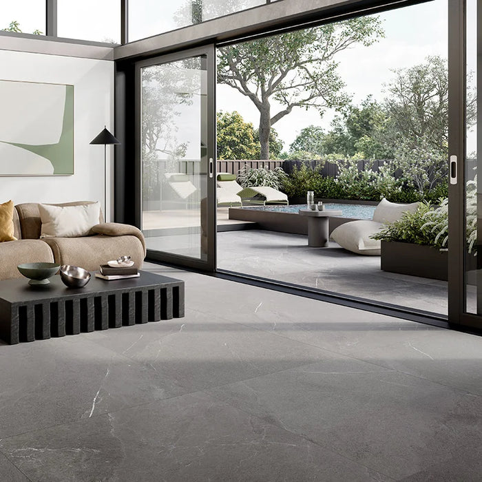 Piastrella per pavimento esterno in gres porcellanato effetto pietra della collezione Angers di Ceramica Rondine, formato 60x120 cm antiscivolo, colore Dark