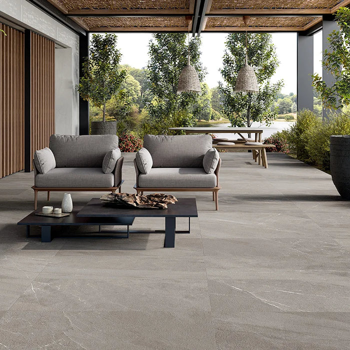 Piastrella per pavimento esterno in gres porcellanato effetto pietra della collezione Angers di Ceramica Rondine, formato 60x120 cm antiscivolo, colore Grey