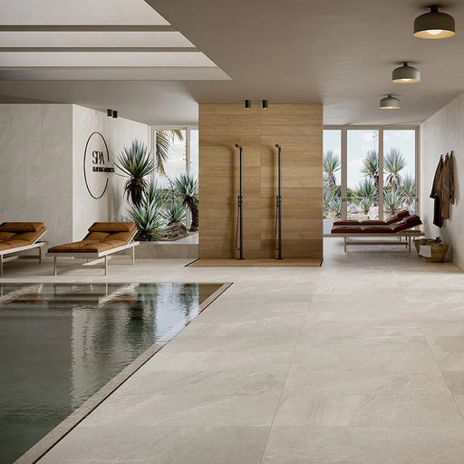 Spa con piscina e pavimento antiscivolo in gres porcellanato effetto pietra della collezione Angers di Ceramica Rondine, formato 60x120 cm antiscivolo, colore Ivory
