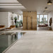 Spa con piscina e pavimento antiscivolo in gres porcellanato effetto pietra della collezione Angers di Ceramica Rondine, formato 60x120 cm antiscivolo, colore Ivory