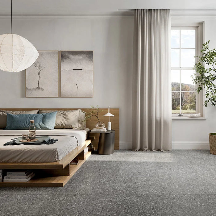 Camera da letto con letto in legno e pavimento in gres porcellanato effetto marmetta della collezione Gravelux di Ceramica Rondine, formato 60x60 cm, colore Anthracite