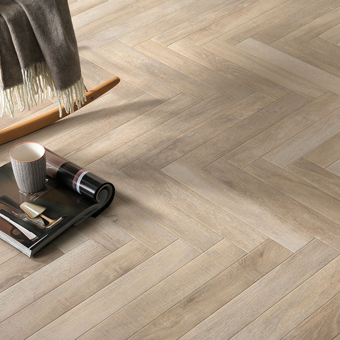 Dettaglio pavimento in gres porcellanato effetto legno anticato, serie Greenwood di Ceramica Rondine, colore Beige 7.5x45