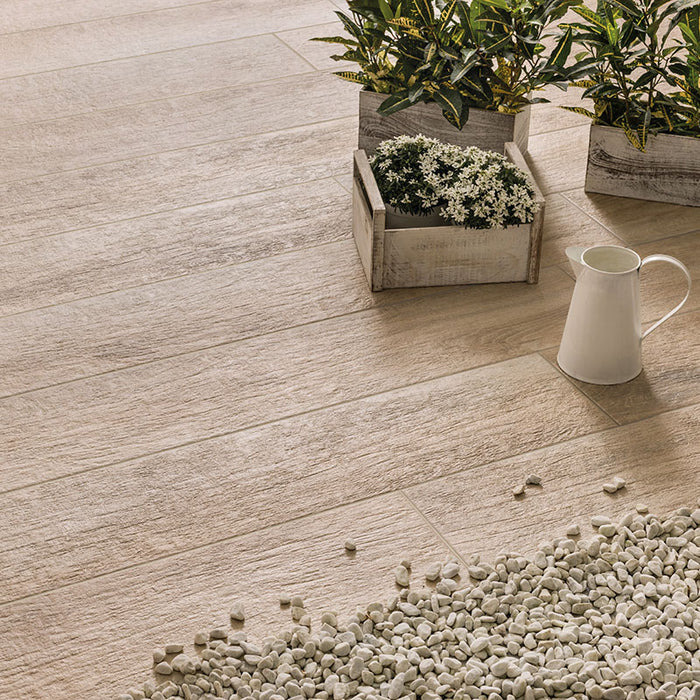 Dettaglio pavimento in gres porcellanato effetto legno anticato per esterni, serie Greenwood di Ceramica Rondine, colore Beige 7.5x45 antiscivolo