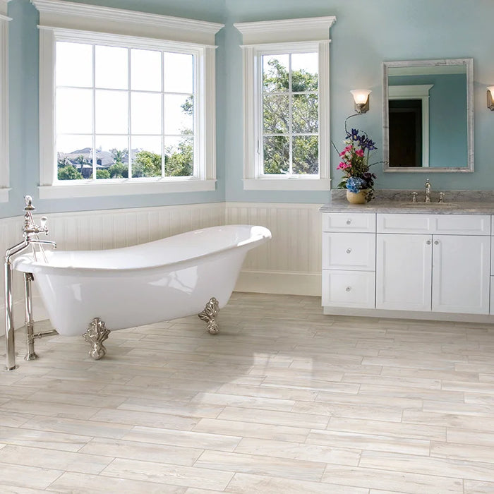 bagno moderno con pavimento in gres porcellanato effetto legno rustico della collezione Living di Ceramica Rondine, formato 15x61 cm, colore Bianco
