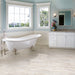 bagno moderno con pavimento in gres porcellanato effetto legno rustico della collezione Living di Ceramica Rondine, formato 15x61 cm, colore Bianco