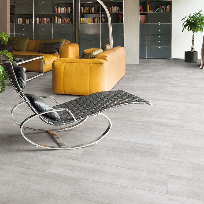 Dettaglio salotto moderno con pavimento in gres porcellanato effetto legno anticato, serie Greenwood di Ceramica Rondine, colore Bianco 15x61