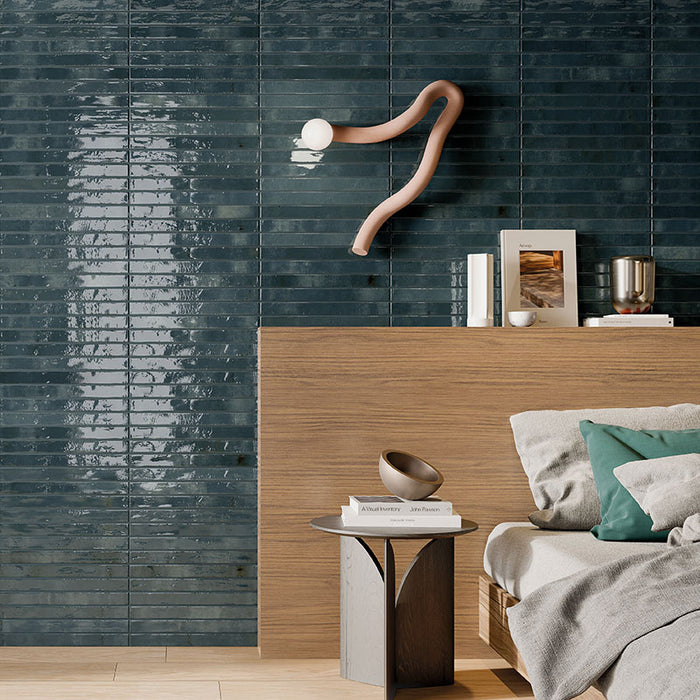 Camera da letto con rivestimento in gres porcellanato effetto mattoncino Lucido 4.8x45 cm della collezione Colors Brick, colore Blue di Ceramica Rondine