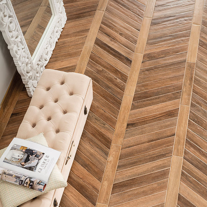 Dettaglio piastrella da pavimento in gres porcellanato effetto legno rustico, serie Vintage di Ceramica Rondine, colore Brune Chevron 7.5x40.7 
