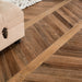 Dettaglio piastrella da pavimento in gres porcellanato effetto legno rustico, serie Vintage di Ceramica Rondine, colore Brune Chevron 7.5x40.7 