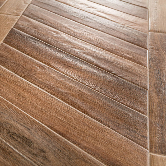 Dettaglio piastrella da pavimento in gres porcellanato effetto legno rustico, serie Vintage di Ceramica Rondine, colore Brune Chevron 7.5x40.7 