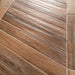 Dettaglio piastrella da pavimento in gres porcellanato effetto legno rustico, serie Vintage di Ceramica Rondine, colore Brune Chevron 7.5x40.7 