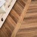 Dettaglio piastrella da pavimento in gres porcellanato effetto legno rustico, serie Vintage di Ceramica Rondine, colore Brune Chevron 7.5x40.7 