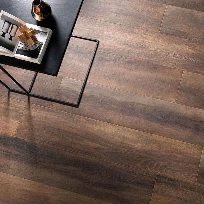 Dettaglio piastrella da pavimento in gres porcellanato effetto legno anticato, serie Greenwood di Ceramica Rondine, colore Bruno 24x120 