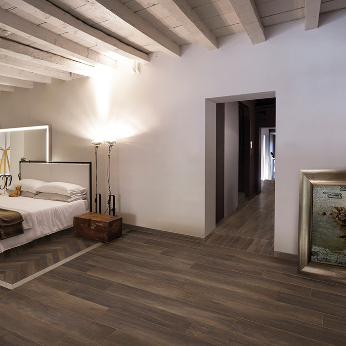 Camera da letto moderna con pavimento in gres porcellanato effetto legno anticato, serie Greenwood di Ceramica Rondine, colore Bruno 24x120 