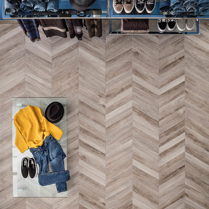 Dettaglio pavimento in gres porcellanato effetto legno rustico, serie Vintage di Ceramica Rondine, colore Centre Chevron 7.5x40.7 