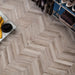 Dettaglio pavimento in gres porcellanato effetto legno rustico, serie Vintage di Ceramica Rondine, colore Centre Chevron 7.5x40.7 