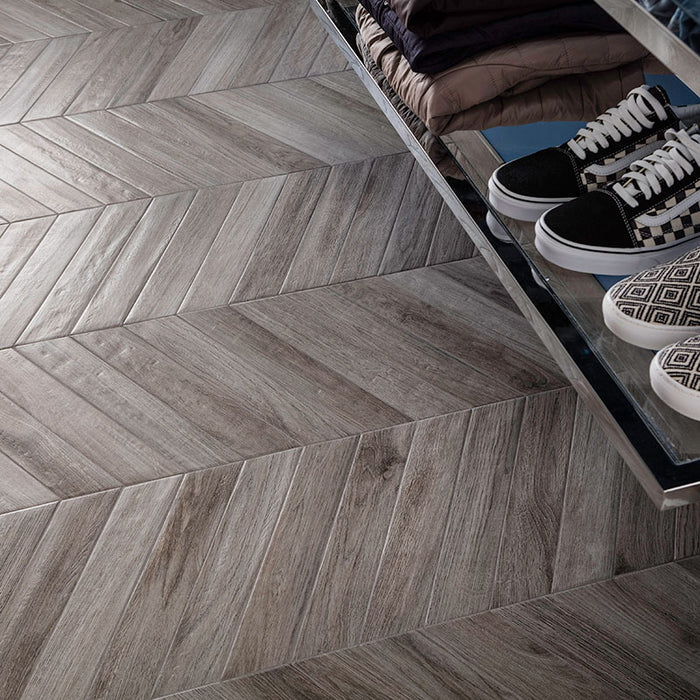 Dettaglio pavimento in gres porcellanato effetto legno rustico, serie Vintage di Ceramica Rondine, colore Centre Chevron 7.5x40.7 
