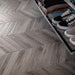 Dettaglio pavimento in gres porcellanato effetto legno rustico, serie Vintage di Ceramica Rondine, colore Centre Chevron 7.5x40.7 