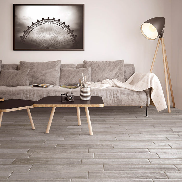 Salotto moderno con pavimento in gres porcellanato effetto legno rustico, serie Vintage di Ceramica Rondine, colore Centre 7.5x45 