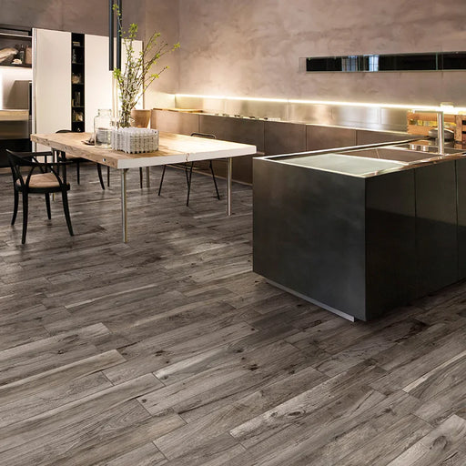 Cucina moderna con pavimento in gres porcellanato effetto legno rustico della collezione Living di Ceramica Rondine, formato 15x100 cm, colore Cenere