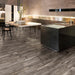 Cucina moderna con pavimento in gres porcellanato effetto legno rustico della collezione Living di Ceramica Rondine, formato 15x100 cm, colore Cenere