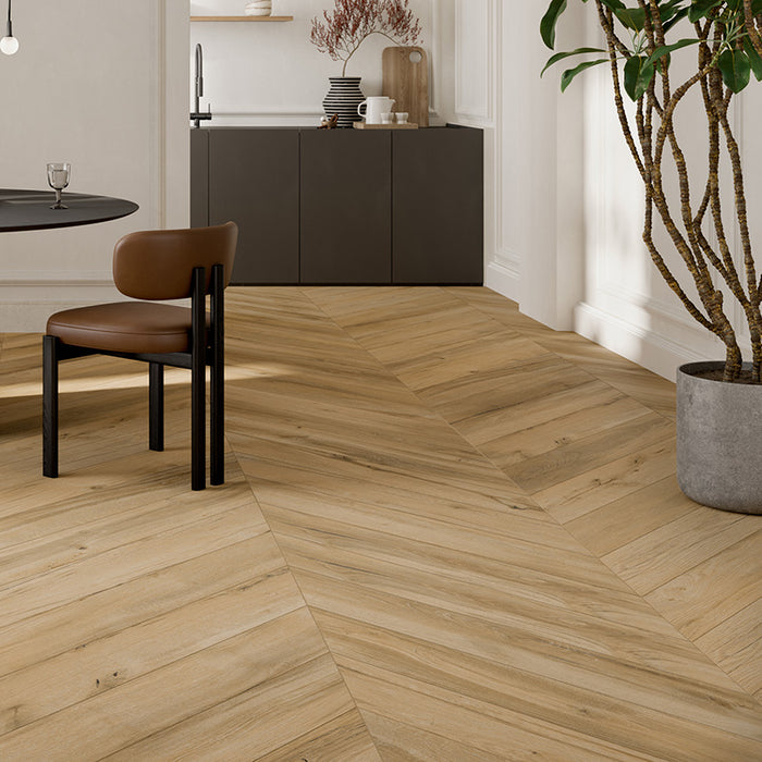 Dettaglio piastrella in gres porcellanato effetto legno a spina di pesce della collezione Chevron XL di Ceramica Rondine, formato 15x85, colore Daring Honey