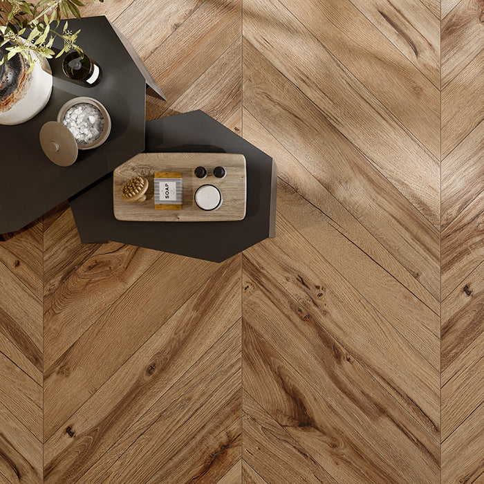Dettaglio piastrella in gres porcellanato effetto legno a spina di pesce della collezione Chevron XL di Ceramica Rondine, formato 15x85, colore Daring Nut