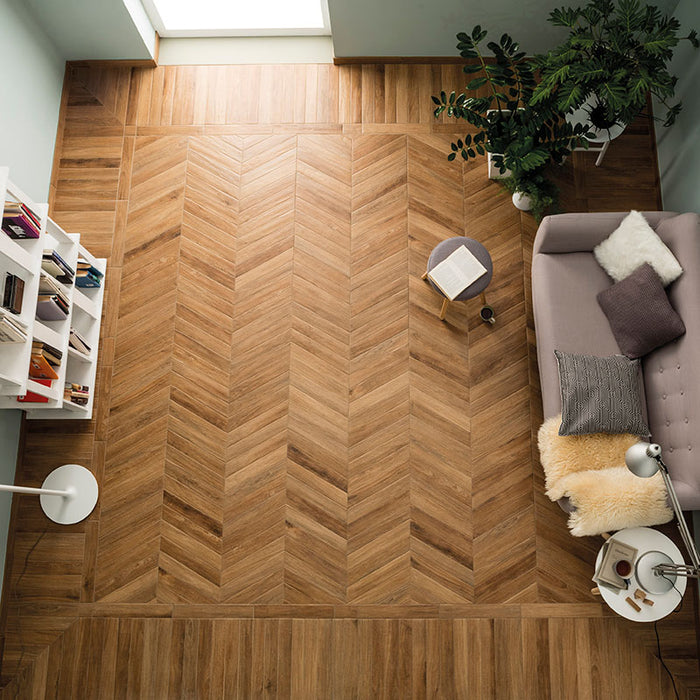 soggiorno con pavimento in gres porcellanato effetto legno rustico, serie Vintage di Ceramica Rondine, colore Dorè Chevron 7.5x40.7 