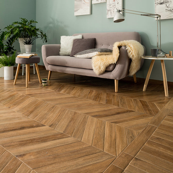 Dettaglio piastrella da pavimento in gres porcellanato effetto legno rustico, serie Vintage di Ceramica Rondine, colore Dorè Chevron 7.5x40.7 