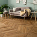 Dettaglio piastrella da pavimento in gres porcellanato effetto legno rustico, serie Vintage di Ceramica Rondine, colore Dorè Chevron 7.5x40.7 