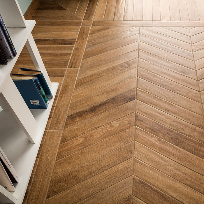 Dettaglio piastrella da pavimento in gres porcellanato effetto legno rustico, serie Vintage di Ceramica Rondine, colore Dorè Chevron 7.5x40.7 