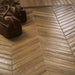 Dettaglio piastrella da pavimento in gres porcellanato effetto legno rustico, serie Vintage di Ceramica Rondine, colore Dorè Chevron 7.5x40.7 