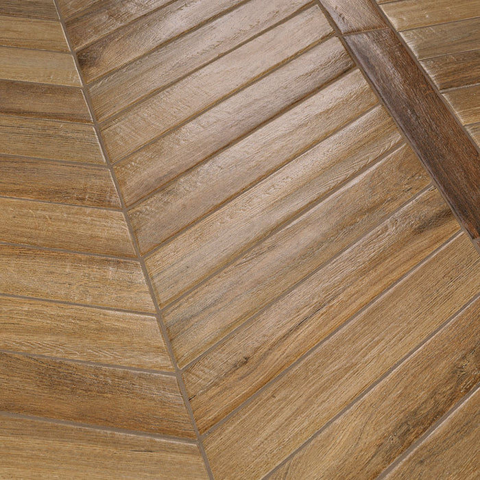 Dettaglio piastrella da pavimento in gres porcellanato effetto legno rustico, serie Vintage di Ceramica Rondine, colore Dorè Chevron 7.5x40.7 