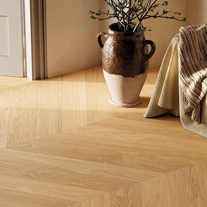 Dettaglio piastrella in gres porcellanato effetto legno a spina di pesce della collezione Chevron XL di Ceramica Rondine, formato 15x85, colore Dream Honey