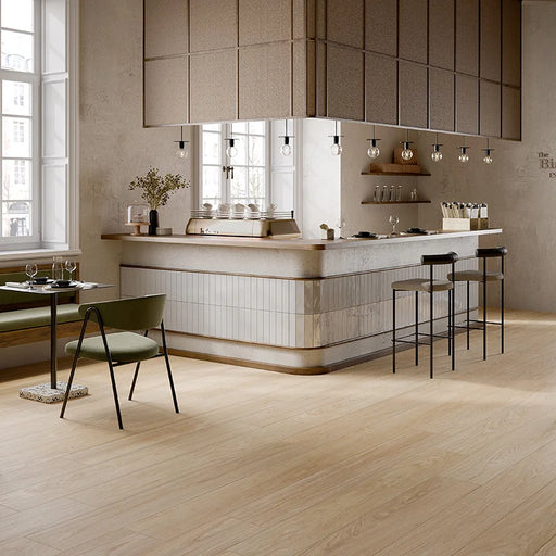 Bar moderno con pavimento in gres porcellanato effetto legno rovere della collezione Dream di Ceramica Rondine, formato 25x150 cm, colore Ecrù