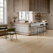 Bar moderno con pavimento in gres porcellanato effetto legno rovere della collezione Dream di Ceramica Rondine, formato 25x150 cm, colore Ecrù