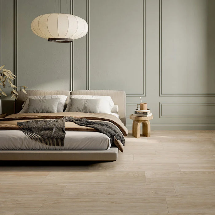Camera da letto elegante con boiserie e pavimento in gres porcellanato effetto legno rovere della collezione Dream di Ceramica Rondine, formato 30x120 cm, colore Havana