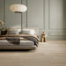 Camera da letto elegante con boiserie e pavimento in gres porcellanato effetto legno rovere della collezione Dream di Ceramica Rondine, formato 30x120 cm, colore Havana