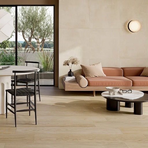 Sala moderna con pavimento in gres porcellanato effetto legno rovere della collezione Dream di Ceramica Rondine, formato 20x120 cm, colore Havana