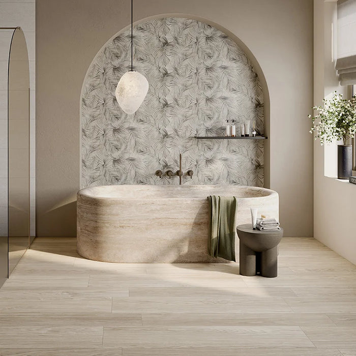 Bagno moderno con vasca in pietra e pavimento in gres porcellanato effetto legno rovere della collezione Dream di Ceramica Rondine, formato 30x120 cm, colore Ivory