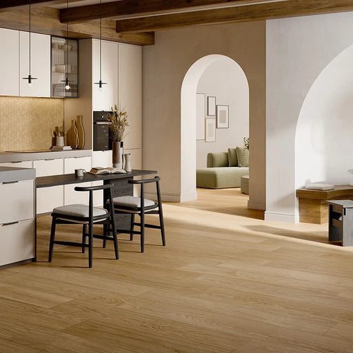 Cucina bianca moderna con pavimento in gres porcellanato effetto legno rovere della collezione Dream di Ceramica Rondine, formato 20x120 cm, colore Nut