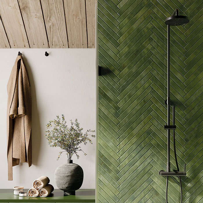 Dettaglio bagno rivestimento in gres porcellanato effetto mattoncino lucido 4.8x45 cm della collezione Colors Brick, colore Green di Ceramica Rondine