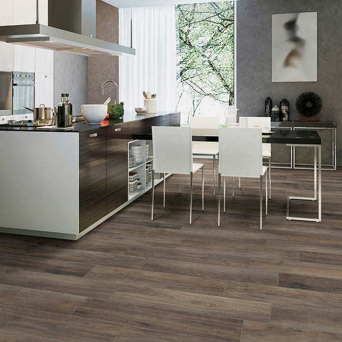 Cucina moderna con pavimento in gres porcellanato effetto legno anticato, serie Greenwood di Ceramica Rondine, colore Greige 24x120 