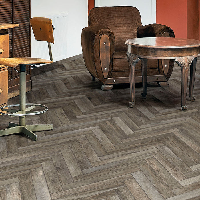 Dettaglio barbiere con pavimento in gres porcellanato effetto legno anticato, serie Greenwood di Ceramica Rondine, colore Greige 7.5x45