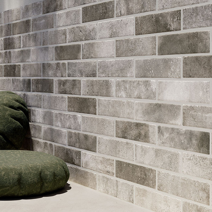 Dettaglio piastrella per pavimento e rivestimento in gres porcellanato effetto mattoncino opaco 6x25 cm della collezione Recovery Stone, colore Grey di Ceramica Rondine